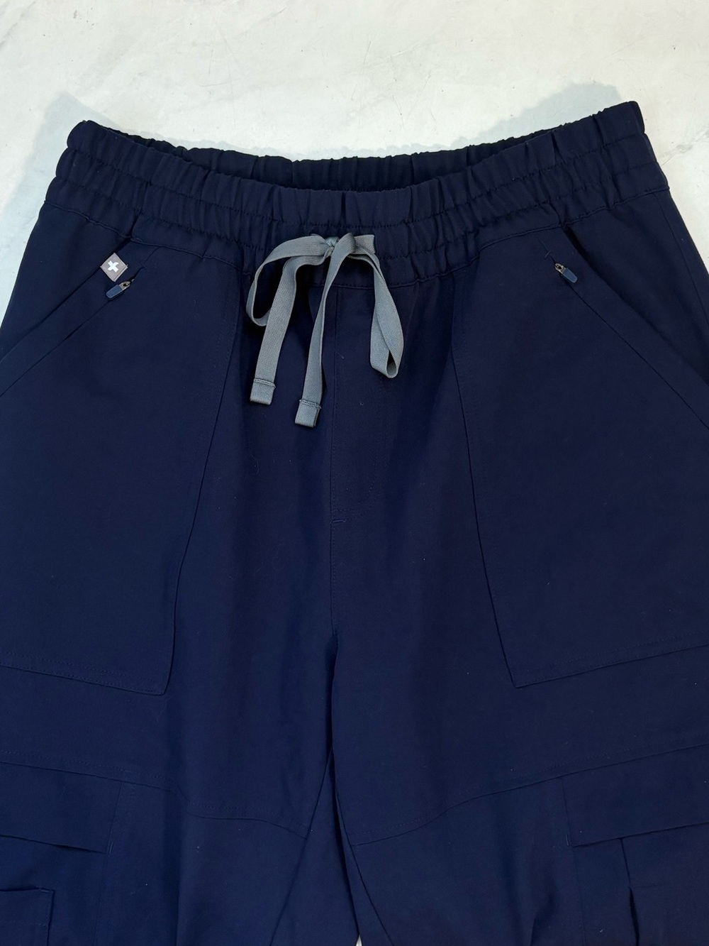 FIGS Women’s Medium Navy Blue Kade Barrel Leg Cargo Scrub Pants Nurse Doctor - Picture 3 of 7